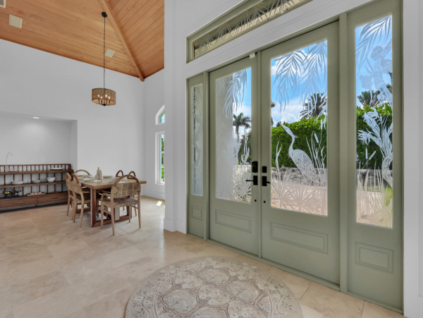 Very Short walk to the beach in the Moorings Naples area